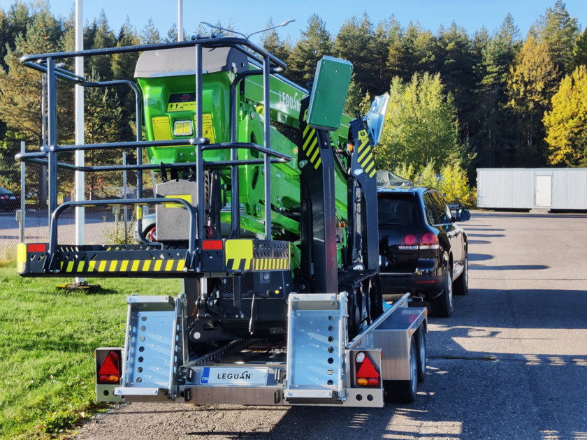 The Leguan trailer enables you to transport your spider lift all the way to the desired location even with light vehicles. 