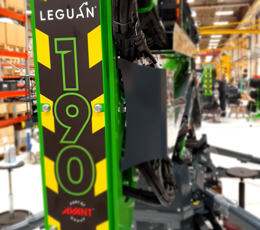 The next-generation Leguan spider lifts come equipped with start-stop-functionality and automatic engine RPM control that increase fuel efficiency.